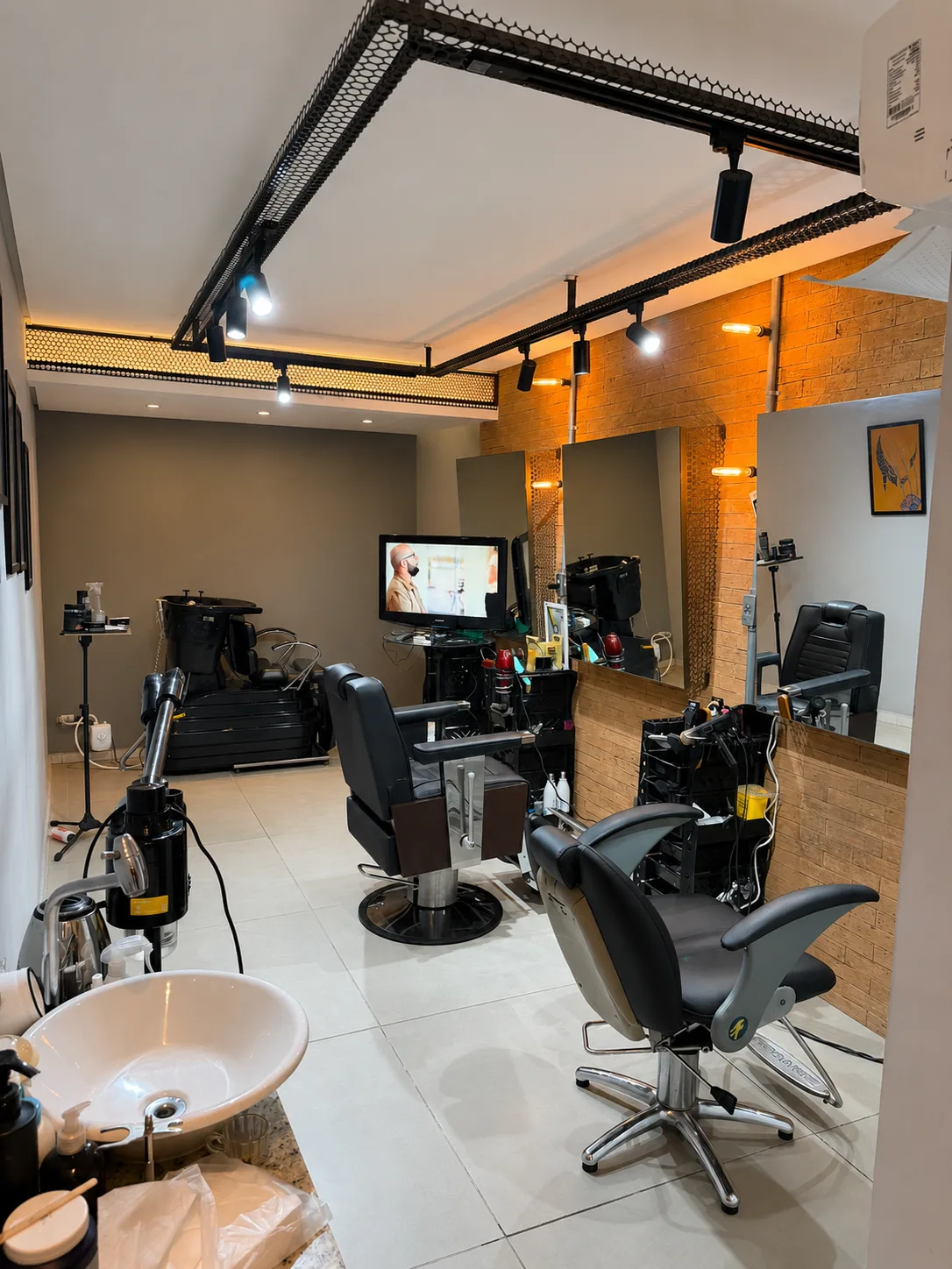 Cadeiras e espelhos da Mutari Barbershop, barbearia na Ponta Verde