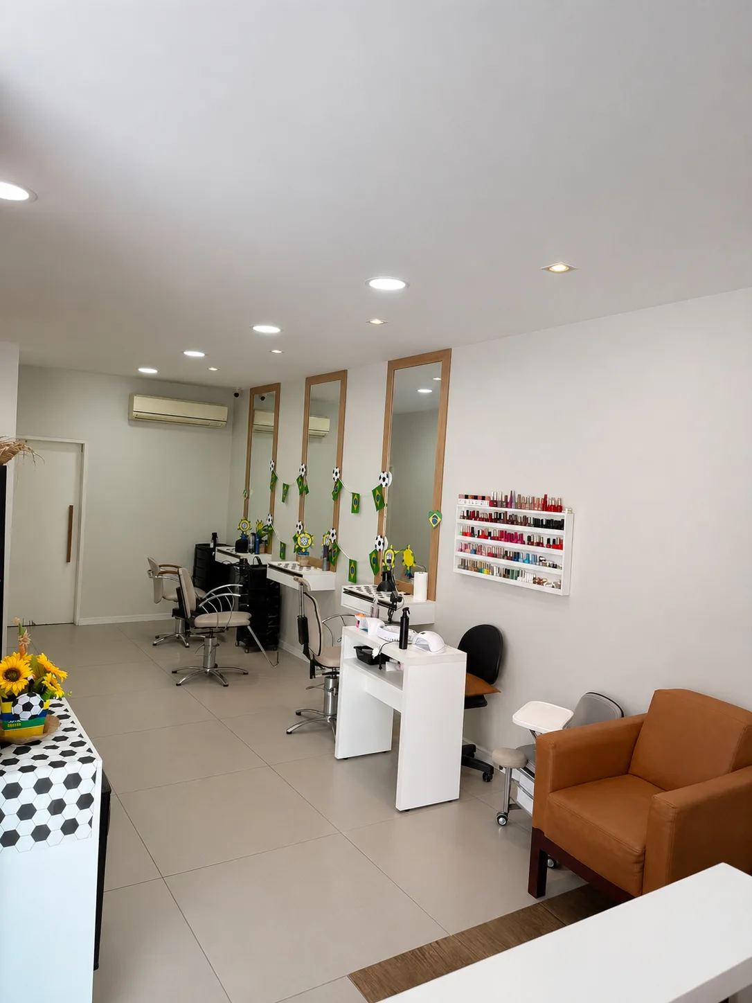 Área de manicure e penteadeiras do Mutari Cabeleireiros em Maceió