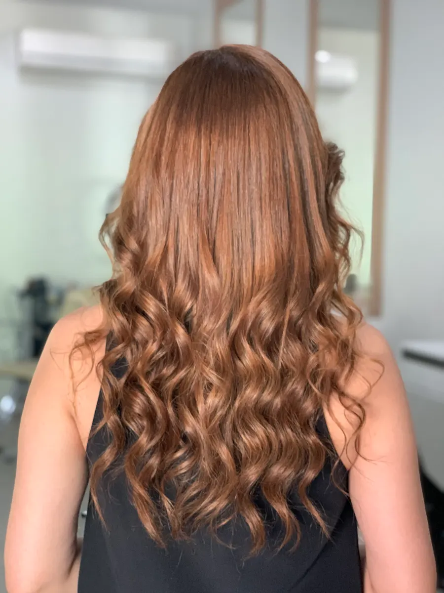 Coloração ruiva acobreada feita no Mutari Cabeleireiros em Maceió