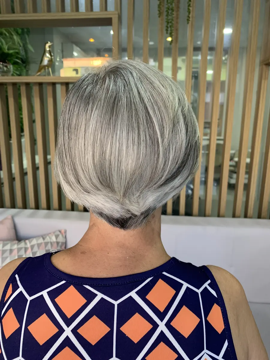 Corte chanel em cabelo grisalho feito no Mutari Cabeleireiros em Maceió