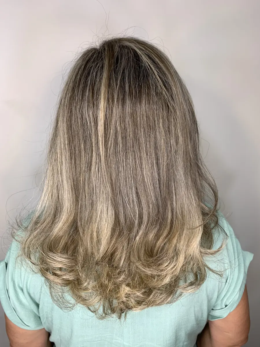 Corte feminino médio com escova feito no Mutari, Ponta Verde