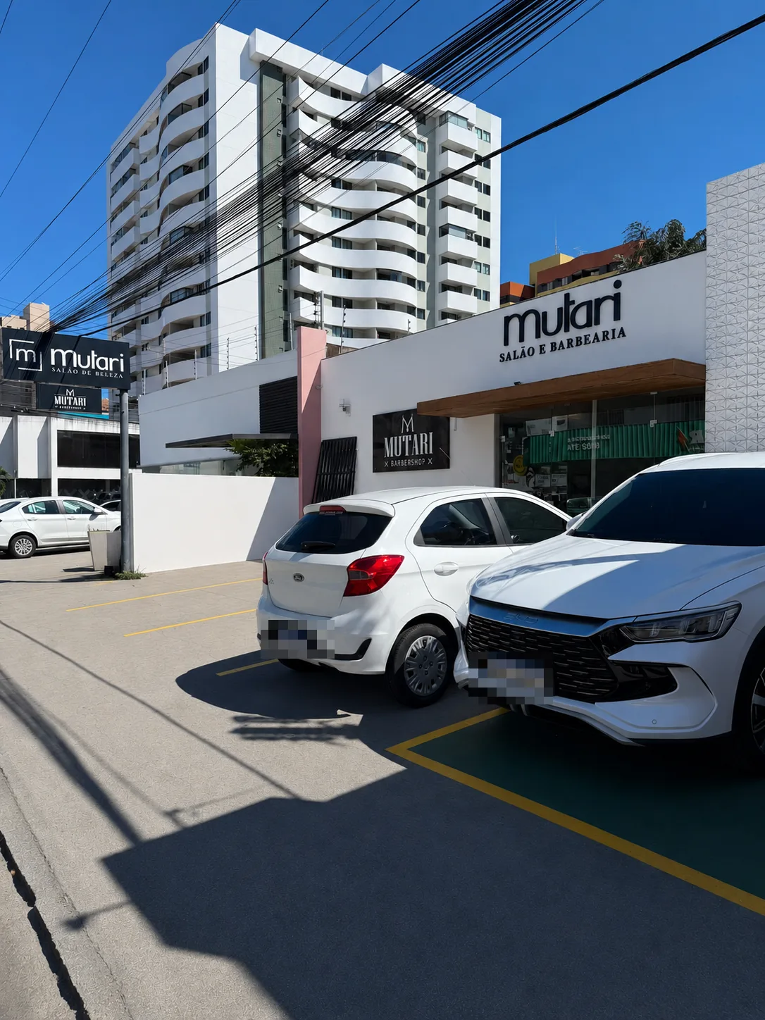 Fachada do Mutari Salão e Barbearia vista da rua, com estacionamento próprio