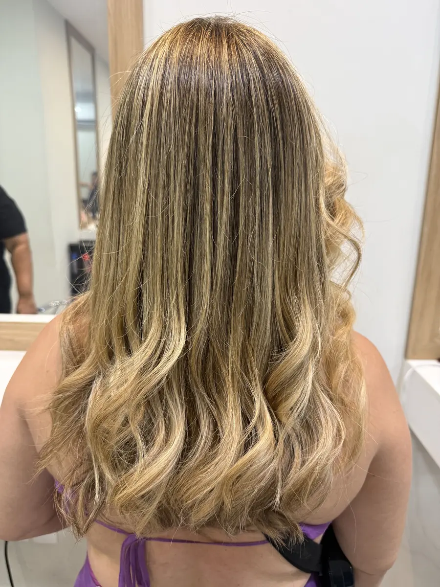 Loiro iluminado com mechas feito no Mutari Cabeleireiros, Ponta Verde