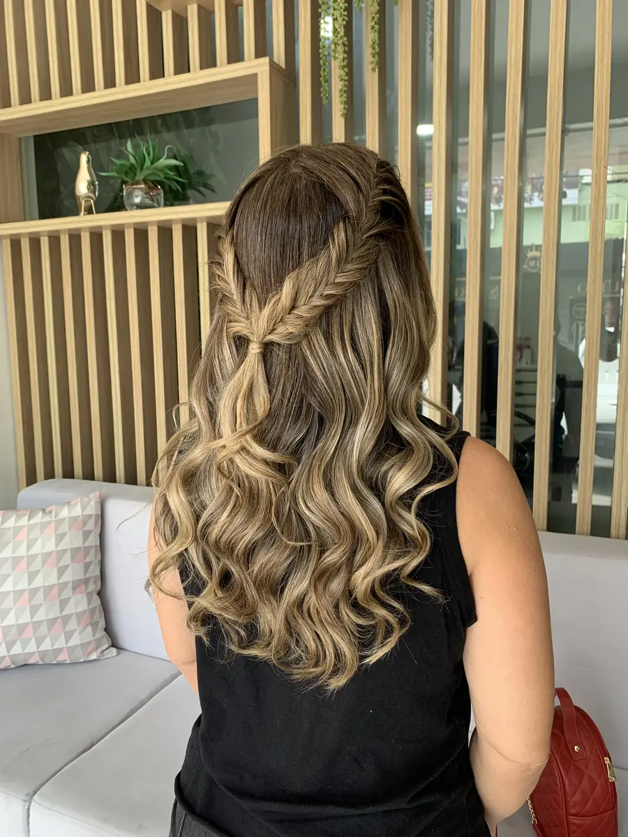 Penteado para evento com trança e ondas no salão Mutari em Maceió