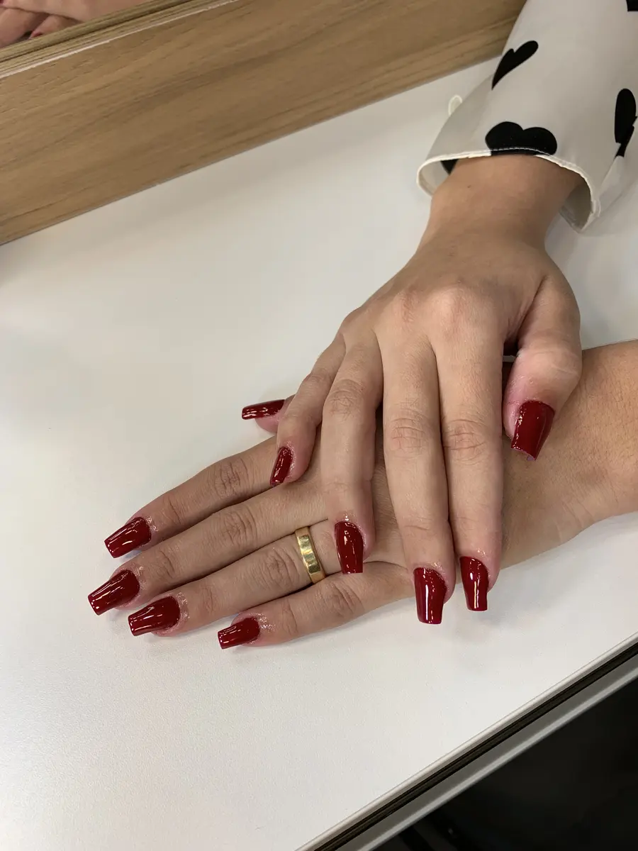 Esmaltação vermelha feita pela manicure do Mutari Cabeleireiros